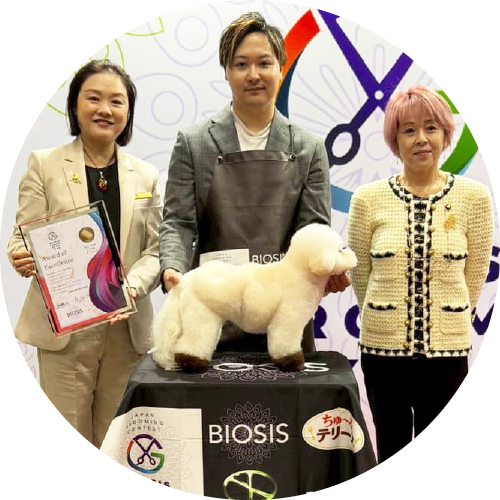 トリミングコンテストの授賞式写真(オーナー今村)